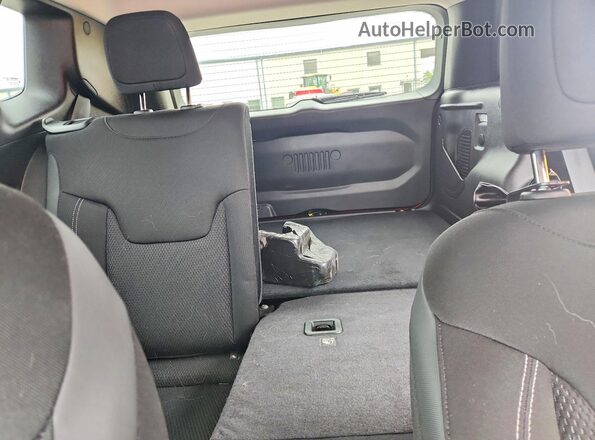 ZACNJDB19PPP39921 2023 JEEP RENEGADE Red Vista de los asientos traseros