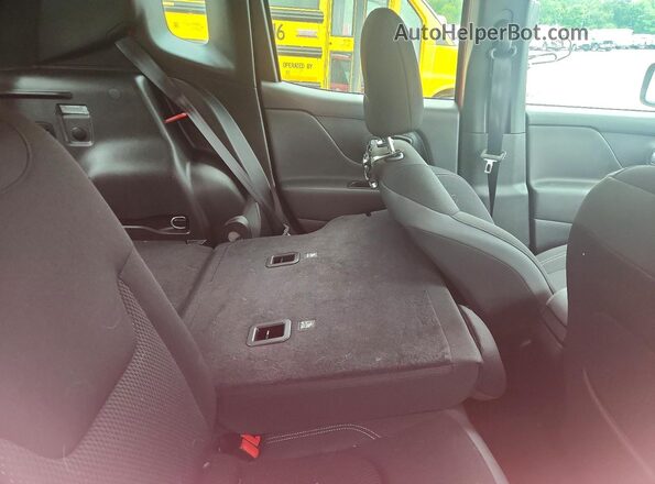 ZACNJDB19PPP39921 2023 JEEP RENEGADE Red Vista interior trasera