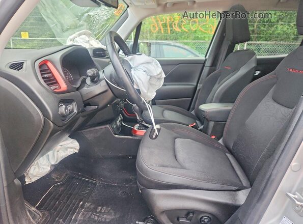 ZACNJDC1XMPN35770 2021 JEEP RENEGADE Серебряный Вид салона спереди
