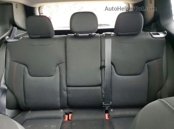 ZACNJDC1XMPN35770 2021 JEEP RENEGADE Серебряный Вид задних сидений