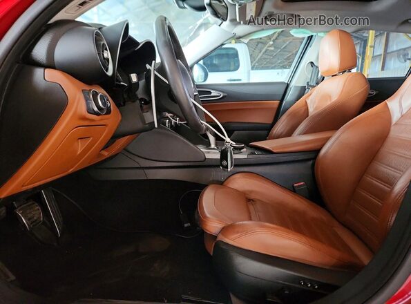 ZARFAECN4J7587801 2018 ALFA ROMEO GIULIA Red წინა სალონის ხედი