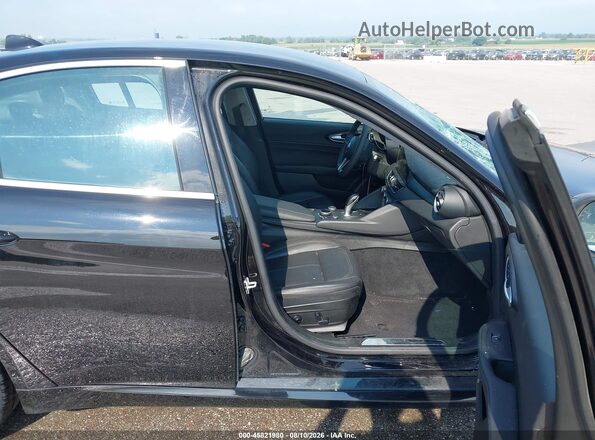 ZARFAEDN8H7541929 2017 ALFA ROMEO GIULIA Black Widok wnętrza z przodu