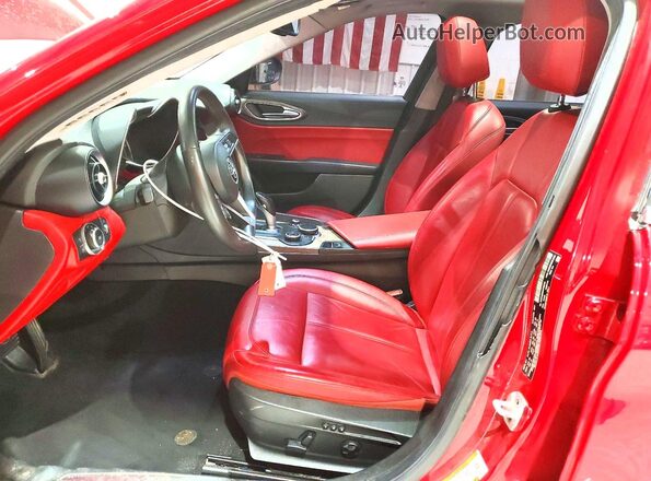 ZARFAEEN5H7550795 2017 ALFA ROMEO GIULIA Red Widok wnętrza z przodu