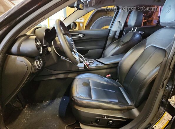 ZARFAMAN4K7622335 2019 ALFA ROMEO GIULIA Black Widok wnętrza z przodu