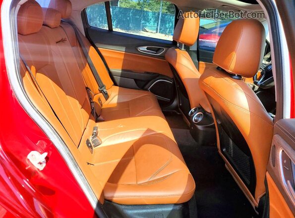 ZARFAMBN1K7622839 2019 ALFA ROMEO GIULIA Red Widok wnętrza z tyłu