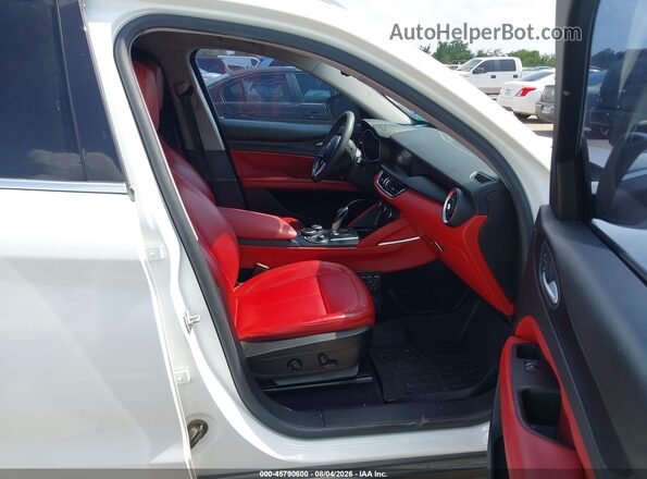 ZASFAKAN6J7B90514 2018 ALFA ROMEO STELVIO Белый Вид салона спереди