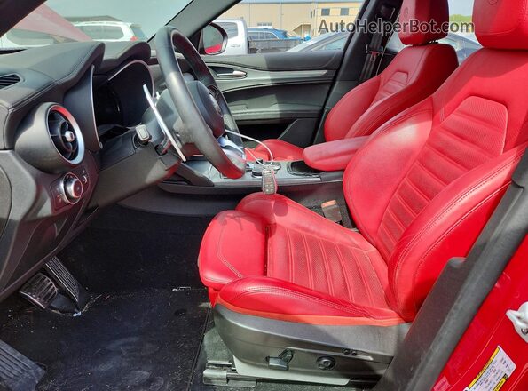 ZASPAKBN7R7D77193 2024 ALFA ROMEO STELVIO Red Widok wnętrza z przodu
