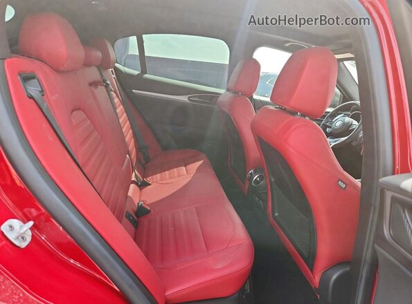 ZASPAKBN7R7D77193 2024 ALFA ROMEO STELVIO Red Widok wnętrza z tyłu