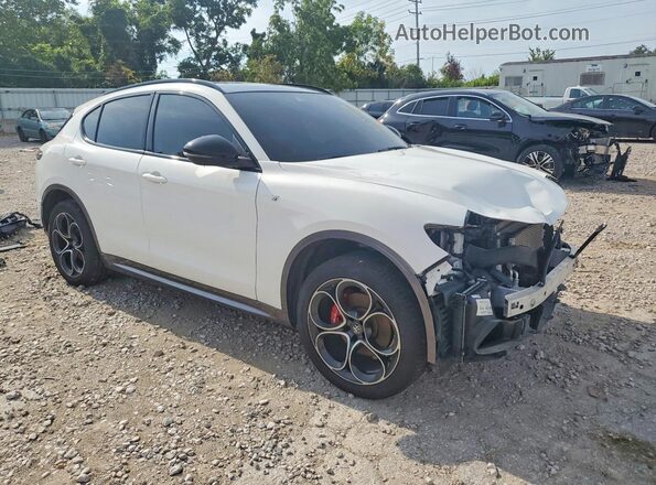 ZASPAKBN7R7D81177 2024 ALFA ROMEO STELVIO Белый Передняя правая четверть