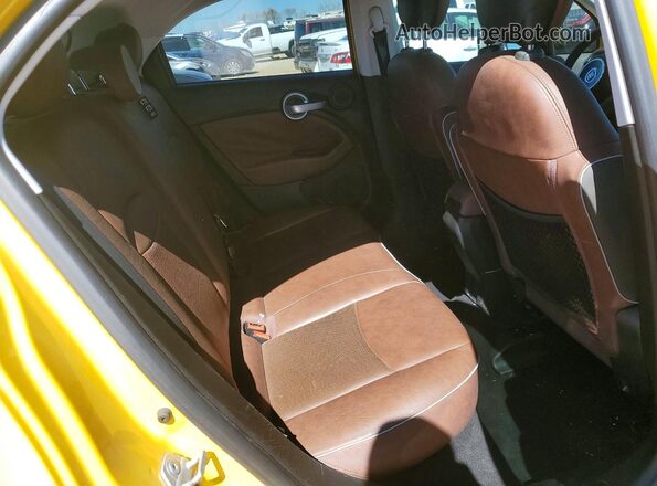 ZFBCFYET0GP334591 2016 FIAT 500X Yellow Vista de los asientos traseros