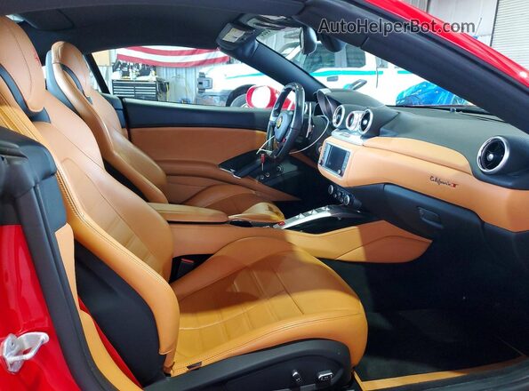 ZFF77XJAXH0226117 2017 FERRARI CALIFORNIA Red Հետևի նստատեղերի տեսք