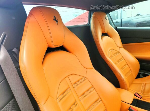 ZFF80AMA0K0245476 2019 FERRARI 488 Red Հետևի նստատեղերի տեսք