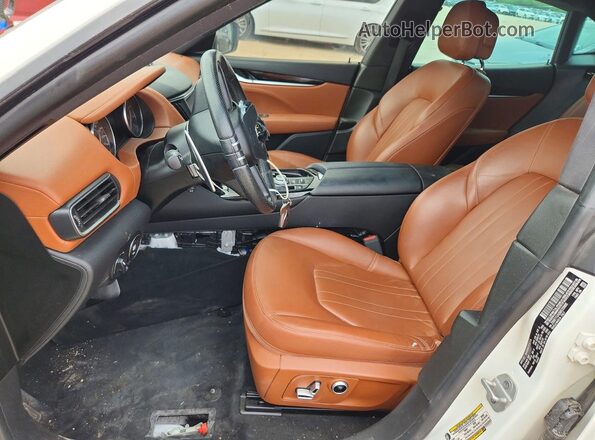 ZN661YUAXMX359666 2021 MASERATI LEVANTE White წინა სალონის ხედი