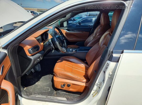 ZN661YUS1HX214045 2017 MASERATI LEVANTE White Вид салону спереду