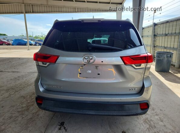 5TDKZRFH8HS516910 2017 TOYOTA HIGHLANDER Серебряный Вид салона спереди
