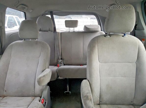 5TDZK3DC1GS748352 2016 TOYOTA SIENNA White Rear interior view
