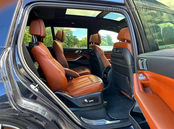 5UXCX6C06N9N10085 2022 BMW X7 Черный Вид салона спереди