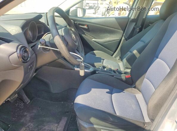 3MYDLBYV0KY527213 2019 TOYOTA YARIS Gray Вид панелі приладів