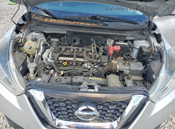 3N1CP5CU4JL519595 2018 NISSAN KICKS Silver Widok naklejki z numerem VIN