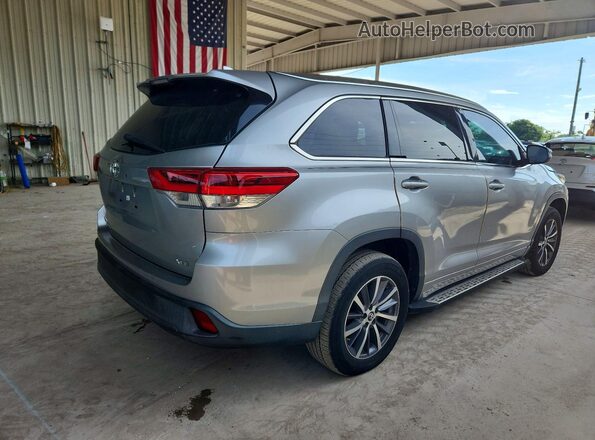 5TDKZRFH8HS516910 2017 TOYOTA HIGHLANDER Серебряный Передняя правая четверть