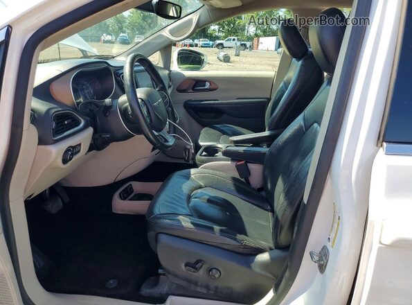 2C4RC1BG7KR537570 2019 CHRYSLER PACIFICA Белый Вид панели приборов
