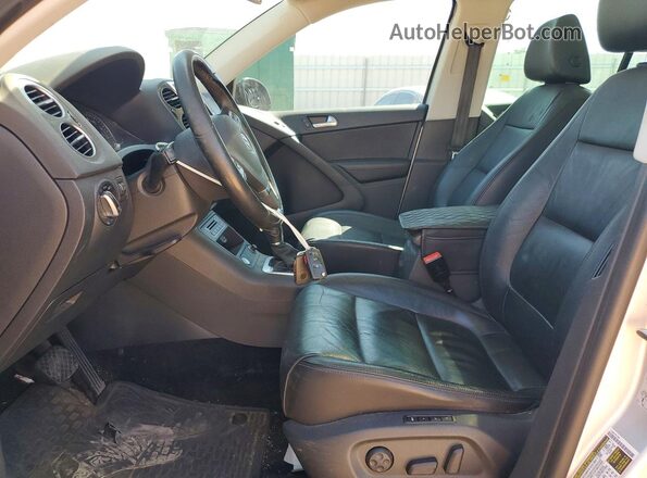 WVGUV7AX4HK018357 2017 VOLKSWAGEN TIGUAN Silver Dashboard view
