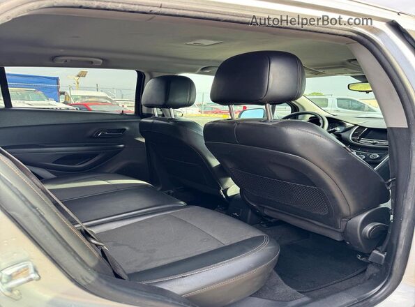 KL7CJPSM8MB374334 2021 CHEVROLET TRAX Silver Սալոնի դիմացի տեսք
