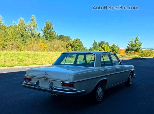 12034825 1967 MERCEDES-BENZ 250 White წინა ხედი