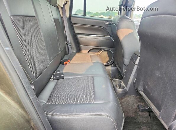 1C4NJDEB7GD541876 2016 JEEP COMPASS Green Вид задньої частини салону