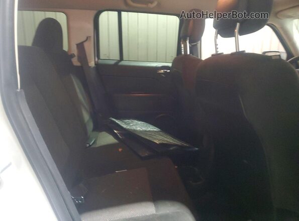 1C4NJPBA5GD811801 2016 JEEP PATRIOT Белый Вид задней части салона