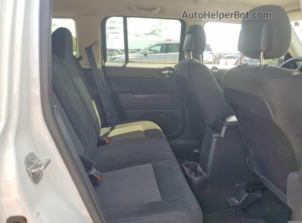1C4NJPBA8GD528292 2016 JEEP PATRIOT White Rear seats view