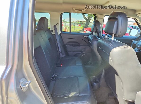 1C4NJPBAXGD749084 2016 JEEP PATRIOT Серебряный Вид задней части салона