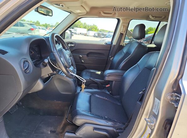 1C4NJPBAXGD749084 2016 JEEP PATRIOT Серебряный Вид салона спереди