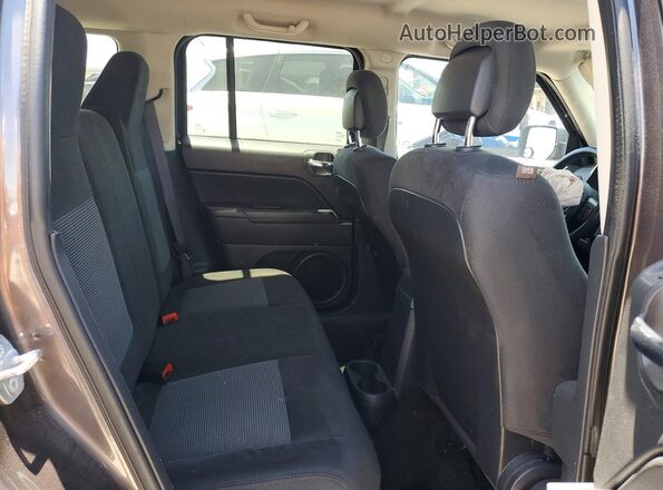 1C4NJPFA1GD636926 2016 JEEP PATRIOT Gray Vista interior trasera