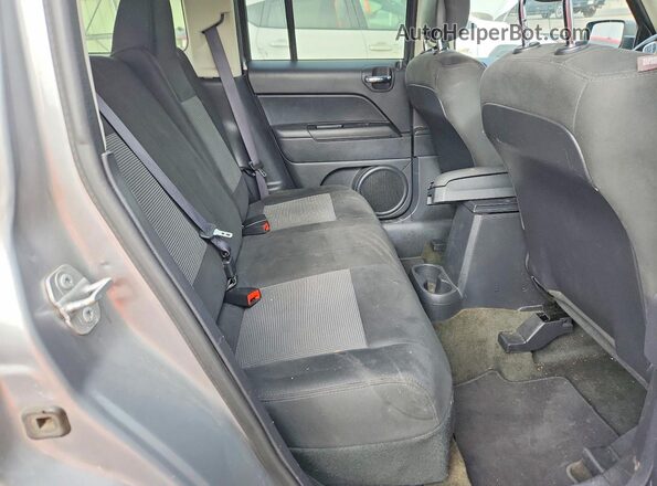1C4NJRFB4GD692881 2016 JEEP PATRIOT Silver Vista interior trasera