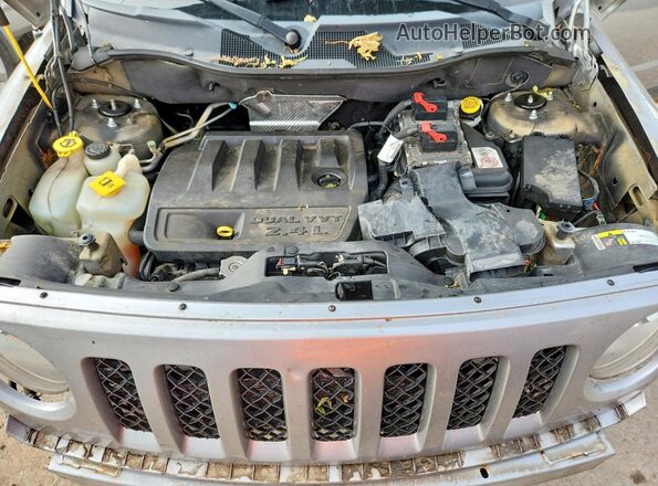1C4NJRFB4GD692881 2016 JEEP PATRIOT Silver Vista del compartimento del motor