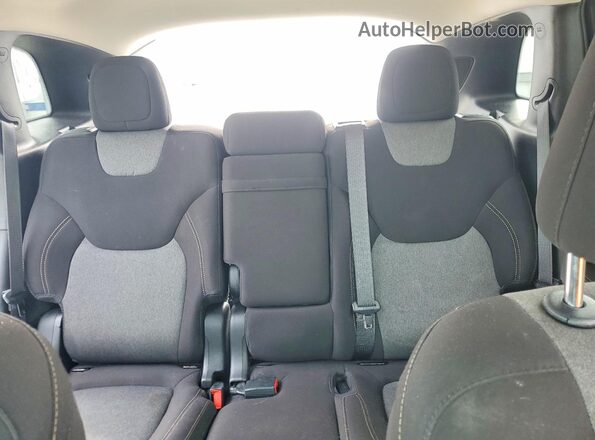1C4PJLAB2HW669182 2017 JEEP CHEROKEE White Widok tylnych siedzeń