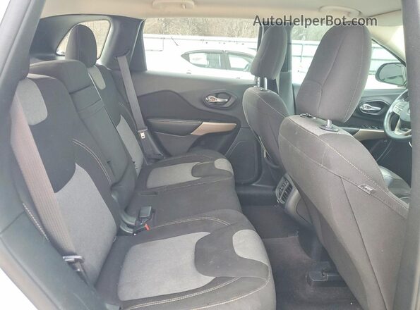 1C4PJLAB2HW669182 2017 JEEP CHEROKEE White Widok wnętrza z tyłu