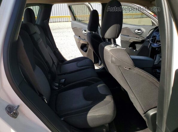 1C4PJLAB4GW342426 2016 JEEP CHEROKEE White Widok tylnych siedzeń