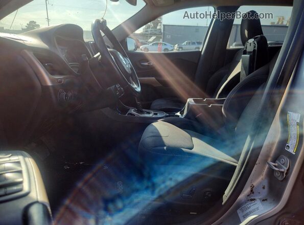 1C4PJLCB2HW574716 2017 JEEP CHEROKEE Silver წინა სალონის ხედი