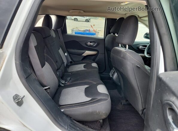 1C4PJLCB3JD574404 2018 JEEP CHEROKEE White უკანა სალონის ხედი