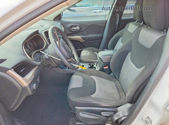 1C4PJLCB3JD574404 2018 JEEP CHEROKEE White წინა სალონის ხედი
