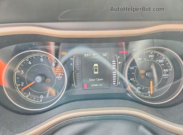 1C4PJLCB3JD574404 2018 JEEP CHEROKEE White ხელსაწყოთა პანელის ხედი