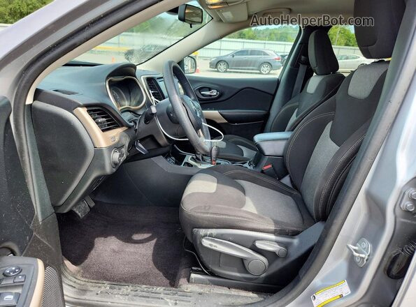 1C4PJLCB3JD596841 2018 JEEP CHEROKEE Silver Սալոնի դիմացի տեսք