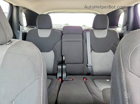 1C4PJLCB3JD596841 2018 JEEP CHEROKEE Silver Հետևի նստատեղերի տեսք