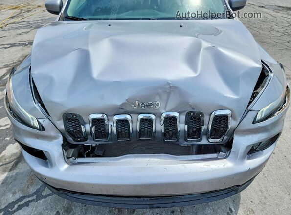 1C4PJLCB3JD596841 2018 JEEP CHEROKEE Silver Շարժիչի բաժամունքի տեսք