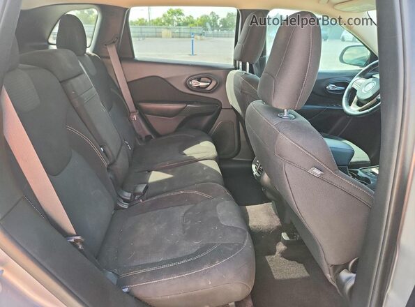 1C4PJLCB4GW160352 2016 JEEP CHEROKEE Silver Вид задньої частини салону