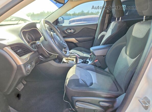 1C4PJLCB9JD615327 2018 JEEP CHEROKEE White Widok wnętrza z przodu