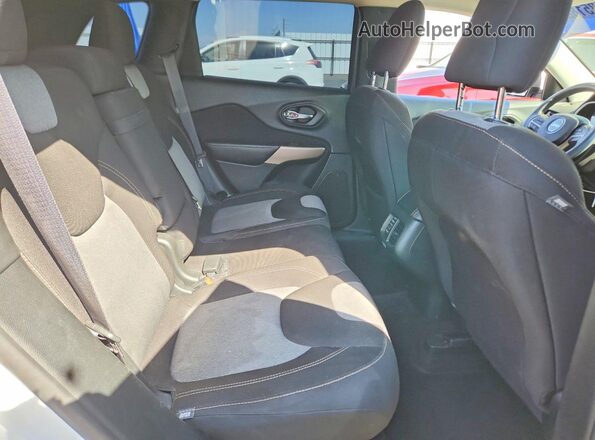 1C4PJLCB9JD615327 2018 JEEP CHEROKEE White Widok wnętrza z tyłu