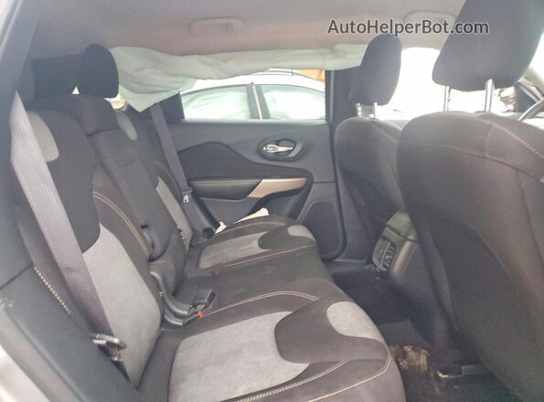 1C4PJMABXHW569434 2017 JEEP CHEROKEE Silver Вид задньої частини салону